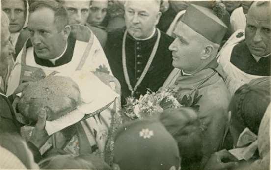 8 Zdjęcie 13 Rok 1951, 31 maja. Wizytacja parafii Grabowiec przez biskupa lubelskiego Piotra Kałwę. W środku stoją od lewej: proboszcz parafii Grabowiec ks.