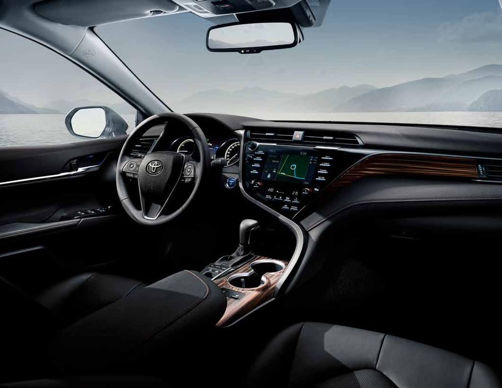 KOMFORT Wyrafinowane wnętrze nowej Camry Hybrid łączy eleganckie wzornictwo z materiałami najwyższej jakości.