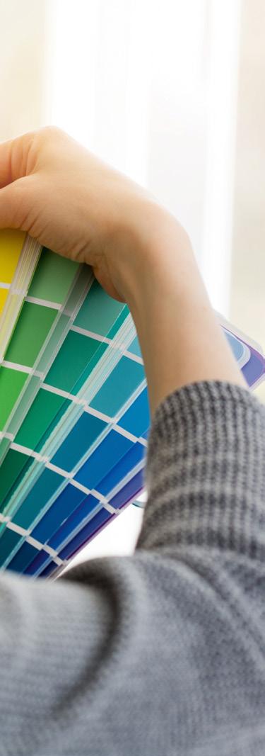 Elle conseille les clients, mais aussi les décorateurs et les peintres. Pour aime, elle revient sur le b.a.- ba de la peinture et sur les couleurs elles-mêmes.