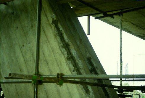 Fot. 1. Prawidłowo przygotowane do naprawy naroże słupa z odsłoniętym zbrojenie Warstwy sczepne mają za zadanie poprawienie przyczepności zasadniczej warstwy zaprawy naprawczej do podłoża betonowego.