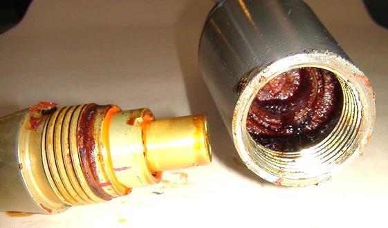 Trotyl oil on the surface of OG-9 projectile within a sealed foil Zdarza się, że na zewnętrznej powierzchni pocisku nie ma śladu oleju trotylowego.