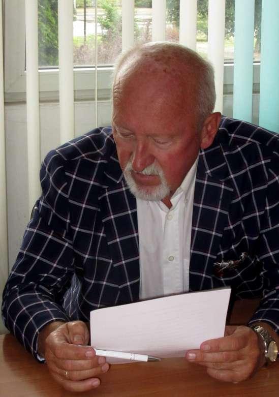 Robert Cieszyński uznaje tę sugestię za niewłaściwą, dlatego, że standardy winny