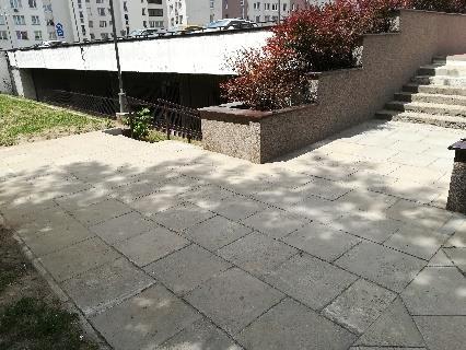 Ze względu na zły stan techniczny nawierzchni, Spółdzielnia zleciła prace remontowe, polegające na naprawie płytek chodnikowych, przy schodach na dolny parking od strony ul.