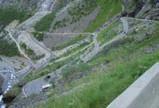 Pierwszym odcinkiem jest wspinaczka Drabiną Trolli (Trollstigen) o nachyleniu 10º, która składa się z 11 agrafkowych zakrętów i kamiennego
