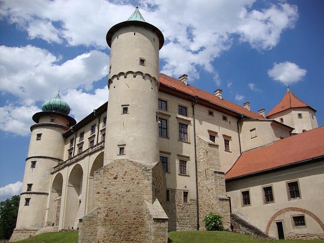Zamek w Wiśniczu Jedno z najcenniejszych w Polsce dzieł wczesnobarokowej architektury rezydencjalno-obronnej. Zbudowany w XIV w.