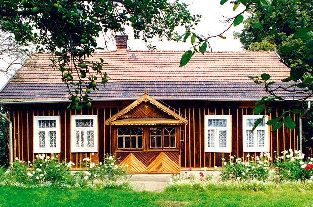 procesie brzeskim na 1,5 roku więzienia potem przebywał na emigracji w Czechosłowacji.