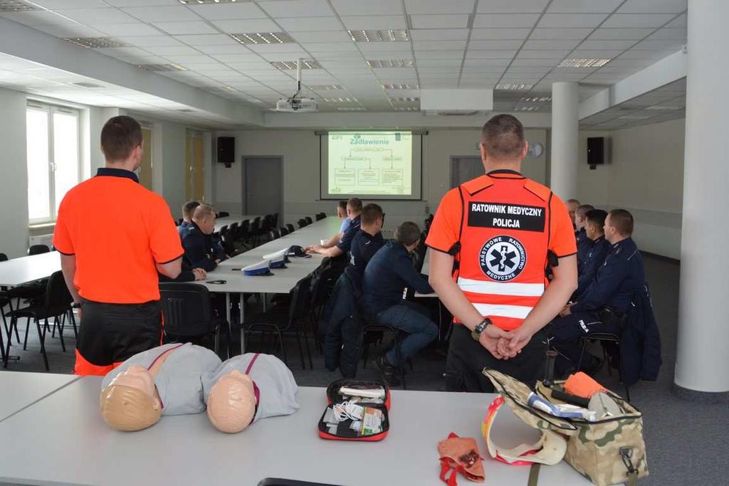 STRONA 2 Przypominali policjantom, jak udzielać pierwszej pomocy Wydział Kadr i Szkolenia KWP zs.