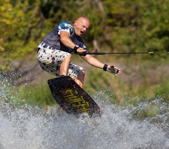 Co to jest Wakeboard? Wakeboard jest to stosunkowo nowa dyscyplina sportu, uprawiana na wodzie za motorówką, skuterem lub wyciągarką. Z roku na rok ma ona coraz więcej zwolenników w naszym kraju.