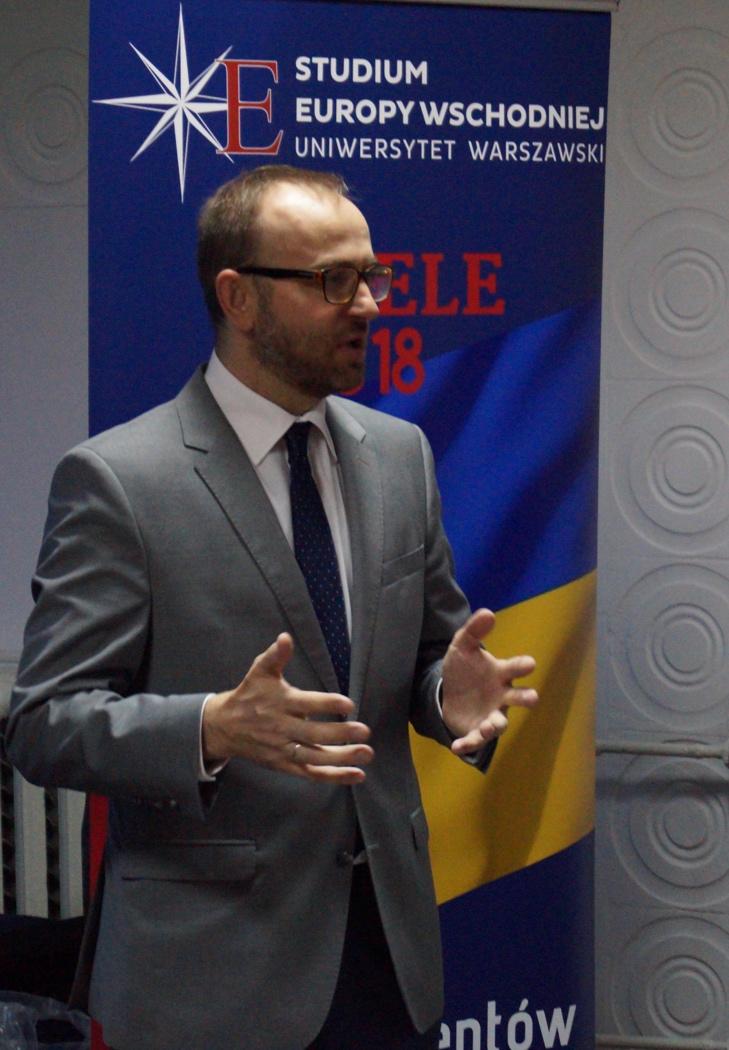 31.05.2018 DZIEŃ DRUGI WINNICA BERDYCZÓW ŻYTOMIERZ Herb Uniwersytetu Donieckiego im. Wasyla Stusa. Drugi dzień objazdu zaczęliśmy wcześniej. Czekało nas nowe wyzwanie merytoryczne pierwszy panel.