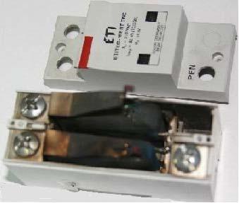 Rys. 5.2. Fotografia uszkodzonego SPD typu ETITEC WENT TNC (I + II), przy udarze 12,5 KA (10/350) 6.