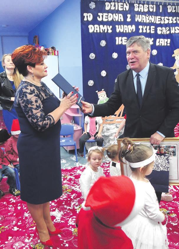 AKTUALNOŚCI MAJ 2018 Wokół Poddębic 11 Nowe miejsca w żłobku dzięki dotacji Marszałka Marszałek Województwa Łódzkiego Witold Stępień wręczył władzom Niepublicznego Tęczowego Przedszkola w Poddębicach