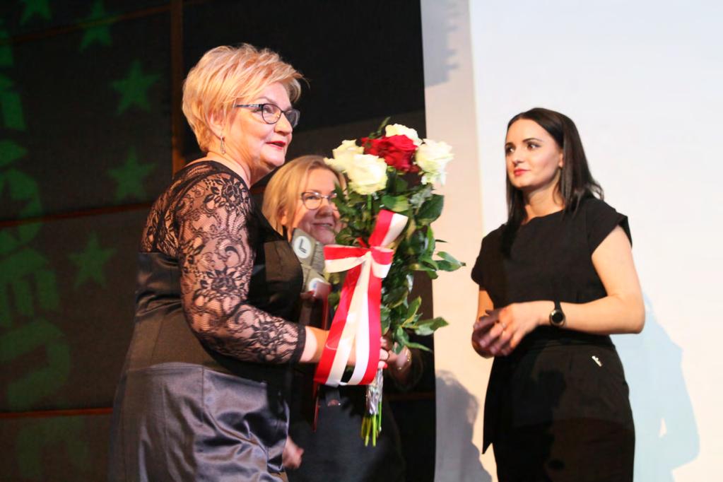 Nagrodę odebrała: Pani Elżbieta Markowska Nagrodę wręczyli: Pani Justyna Dróżdż oraz Pani Anna Kaptacz Prezes Zarządu Stowarzyszenia Opieki Hospicyjnej Ziemi Częstochowskiej i laureatka Nagrody ROP w