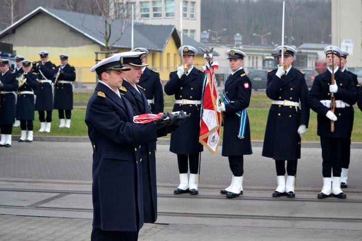 Ostatnia prezentacja bandery i proporca Marynarki Wojennej przed pocztem sztandarowym kompanii honorowej Marynarki Wojennej. Fot. M.Dura Opuszczenie bandery z Kondora nastąpiło pomimo, że pojawi się przez to problem zabezpieczenia załóg dla przyszłych okrętów podwodnych.