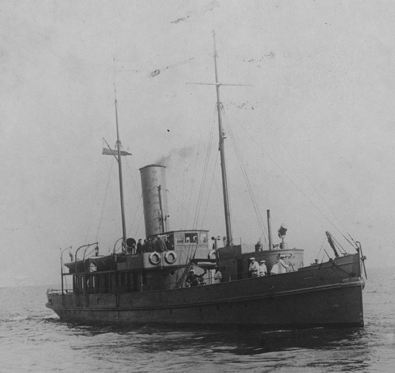 Okręt ten był dość starym, poniemieckim parowcem, zbudowanym w niemieckiej stoczni braci Sachsenberg w Rosalu nad Elbą w 1893 roku.