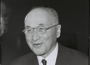OBRADY KM 1950-1951 1. Obrady KM: VI 1950 r.- IV 1951 r. Jean Monnet 2.