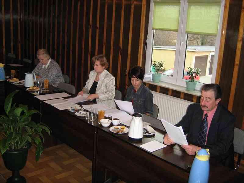Komisja zapoznała się również z wnioskiem Wójta Gminy Leśniowice o odstąpieniu podjęcia uchwały w sprawie obniżenia ceny skupu żyta przyjmowanej do obliczania podatku rolnego na 2011 r.