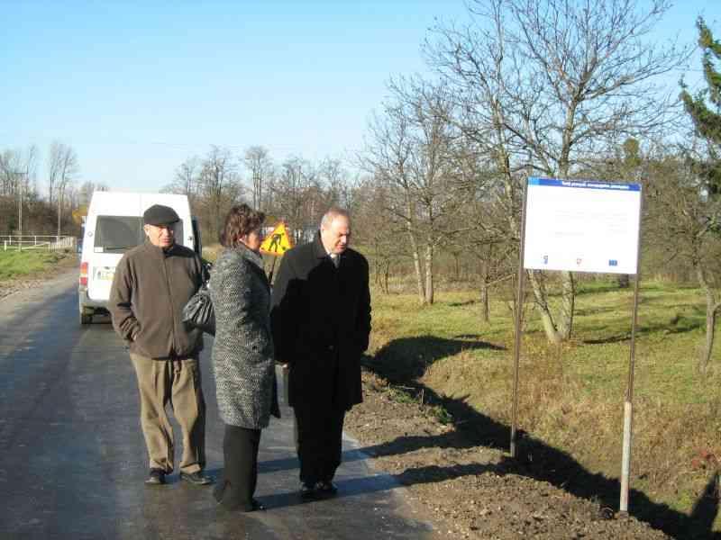Wyborów Pani Jadwiga Lisowska i członkowie Gminnej Komisji Wyborczej z Przewodniczącą Panią Lucyną Gajewską. Odbiór drogi w Pliskowie W dniu 10 listopada 2010 r.