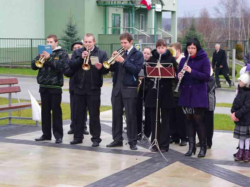 Po mszach mieszkańcy i goście udali się na plac zgromadzeń w Leśniowicach by tam uczestniczyć w części oficjalnej.