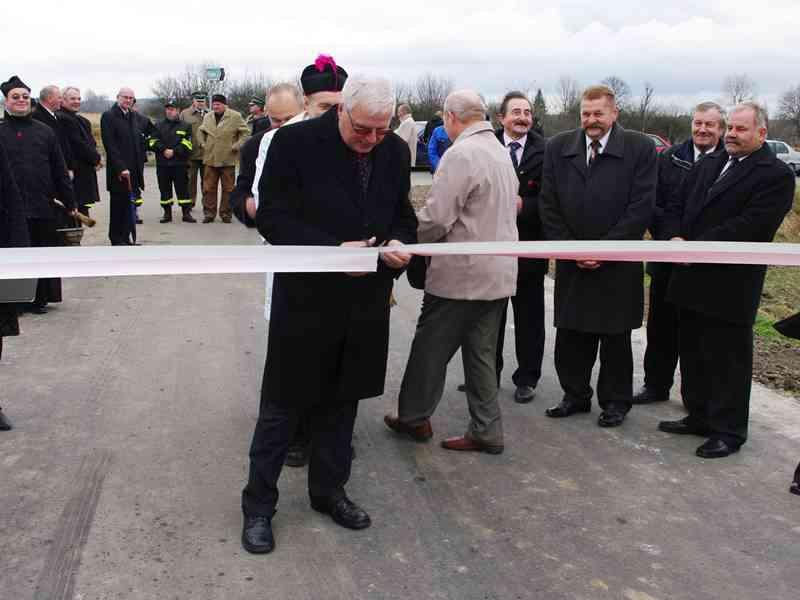 wszystkim tym, którzy przyczynili się do realizacji inwestycji. Następnie ks.