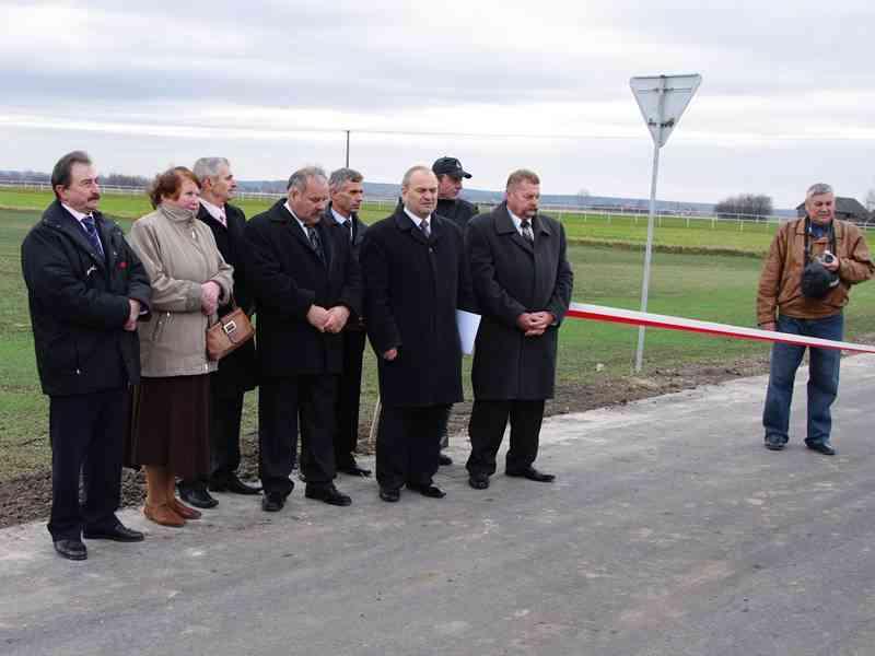 Kolejnym punktem było przecięcie symbolicznej wstęgi, którego dokonali: Pan Wiesław Radzięciak Wójt Gminy Leśniowice, Pan Franciszek Dobruk Projektant, Pan Tomasz Figiel z