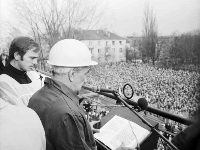 Udział w Solidarności Od sierpnia 1980 r. był związany ze środowiskami robotniczymi, aktywnie wspierał także Solidarność. W czasie strajku został wysłany do odprawiania mszy w Hucie Warszawa.