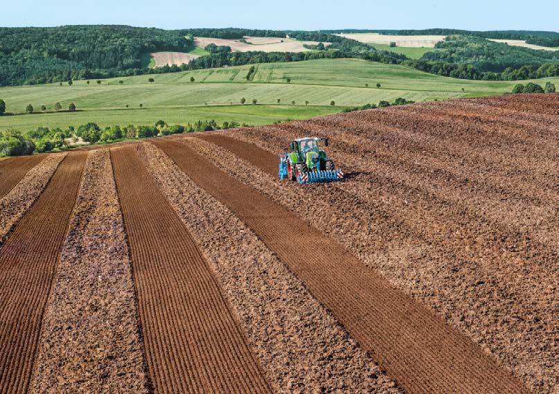 UKŁAD FENDT VARIOTRONIC TI ZWIĘKSZA ZYSKI Ustawienia pola można przenosić do innych ciągników Fendt za pomocą portu USB. Ponadto port może być również używany do ładowania telefonów komórkowych.