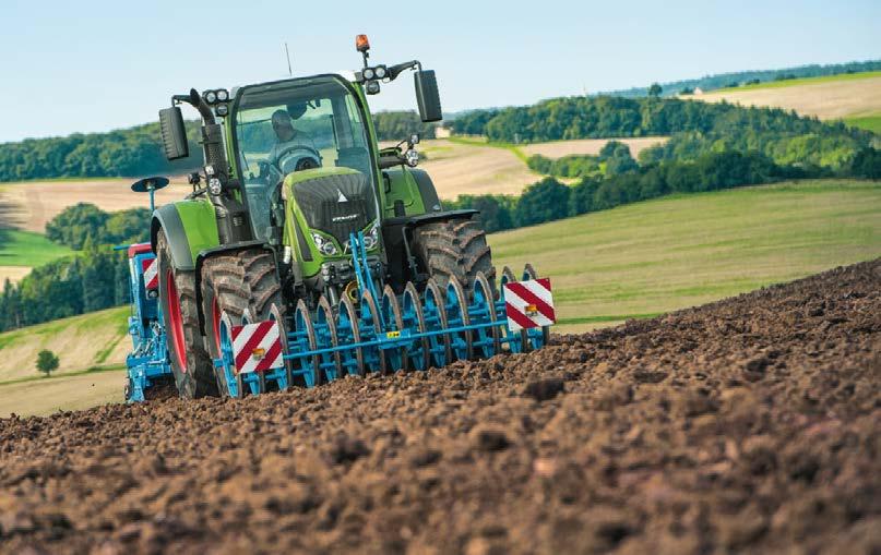 Dzięki nieograniczonej widoczności przez przeszklone powierzchnie i dużej zwrotności ciągnik Fendt 700 Vario idealnie się sprawdza podczas pracy z ładowaczem czołowym.