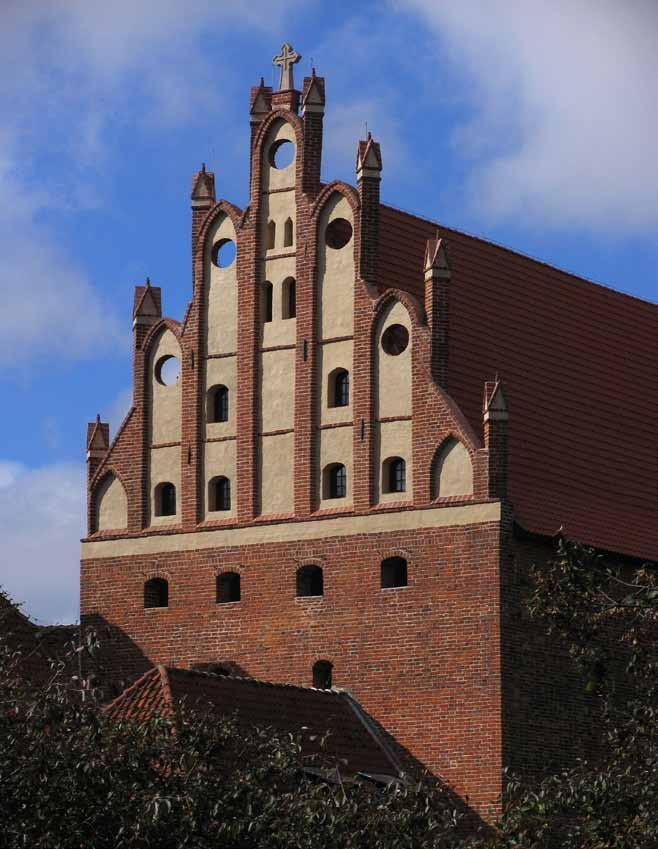 Dach południowego skrzydła zamku z hurdycją i szczytem z maswerkową dekoracją malarską, zrekonstruowaną w 2009 r.
