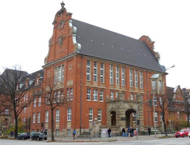 Szkoła, 14 listopada 2012 S Koła mieści się w obszernej budowli z 1909 przy Bundesstraße 58 w inteligenckiej dzielnicy Hamburga - Eppendorf.