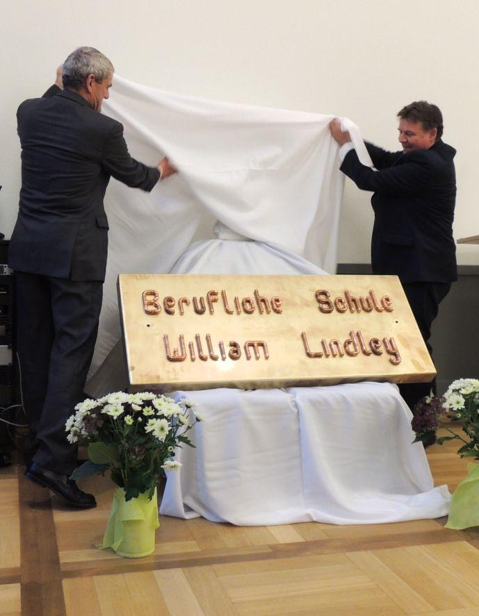 P o kilku wspaniałych wystąpieniach przygotowanych przez uczniów szkoły, które zostały entuzjastycznie przyjęte przez publiczność, nadszedł czas na najważniejszy akt.