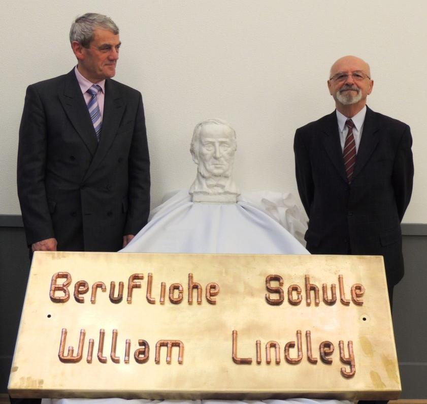 R zeźba i nowa tablica z nazwa szkoły podobały sie nam tak bardzo, że na Chile wystąpiliśmy w roli Gwardii Honorowej Lindleya! T o była bardzo udana i bardzo przyjemna uroczystość.