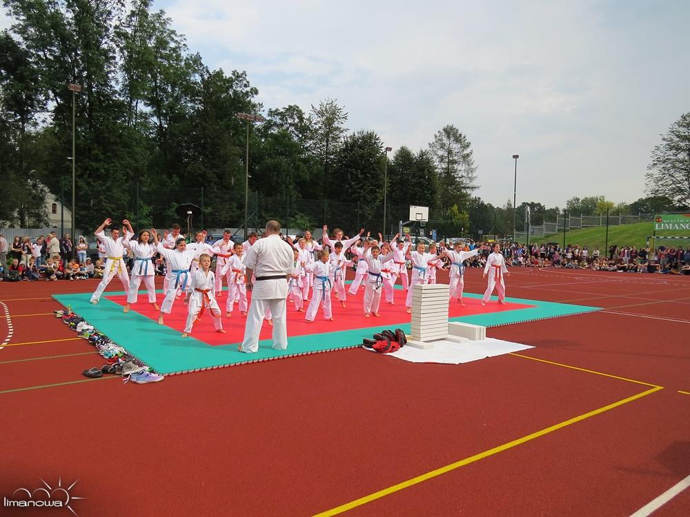 Okolicznościowy program artystyczno - sportowy przygotował Klub Karate ARS, który rozsławia miasto Limanowa nie tylko poprzez sukcesy swoich zawodników biorących udział w zawodach rangi krajowej czy