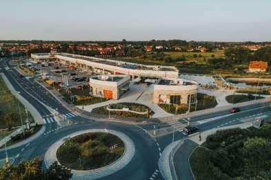 PLAC VOGLA, około 5.200 m2, dostarczony Q3 2015 Projekt jest finansowany przez Raiffeisen Bank Polska S.A. Projekt zlokalizowany w Warszawie, w dzielnicy Wilanów, przy ul. Sytej/Vogla.