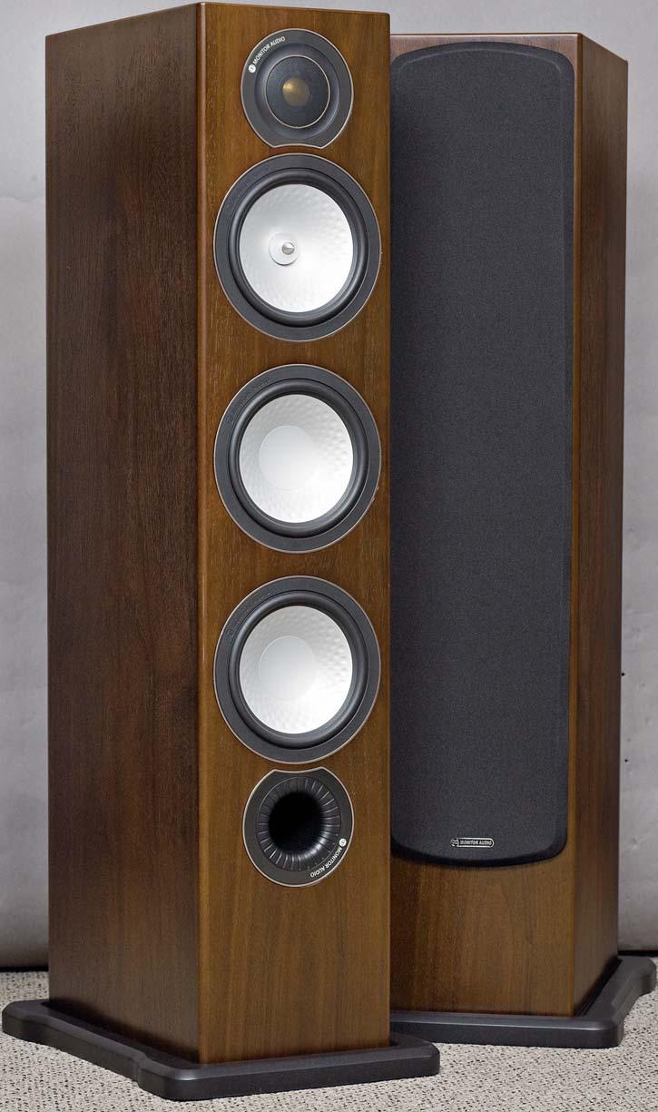 Monitor Audio RX8 Cenne wgniecenia Tego typu układ jest akustycznie racjonalny (para nawet umiarkowanej średnicy niskotonowych ma już spory potencjał), wizualnie atrakcyjny (relatywnie wąska obudowa