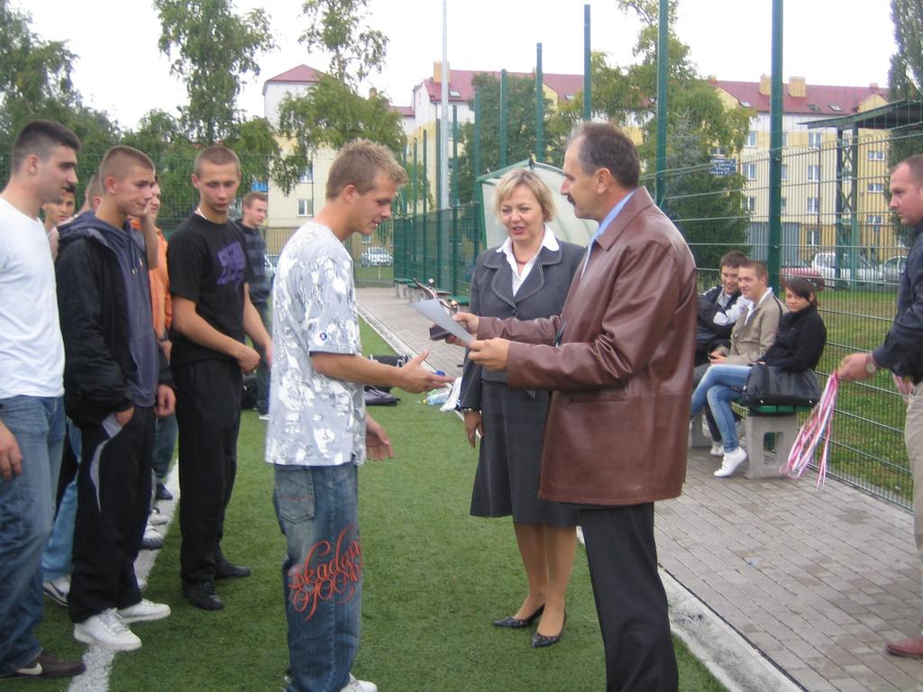 ilość punktów, wówczas sporządza się tabelę pomiędzy zespołami z całego turnieju.. Nagrody: I III miejsce puchary, medale I VII miejsce dyplomy IV. PIŁKA NOŻNA HALOWA DZIEWCZĄT I CHŁOPCÓW.