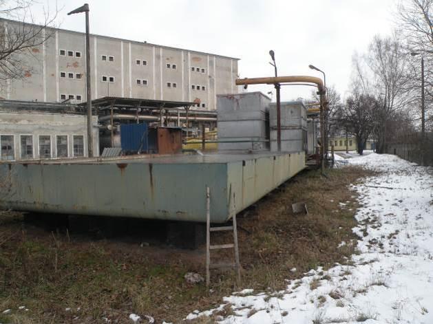 Na działce nr 2/9 znajdują się urządzenia instalacji chłodniczej zakładu oraz stara,