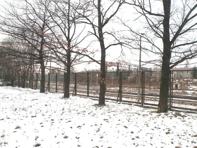 kształtowników na słupkach stalowych osadzonych na cokole betonowym).