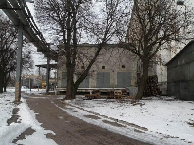 Budynek maszynowni z rozdzielnią prądu, jest to budynek