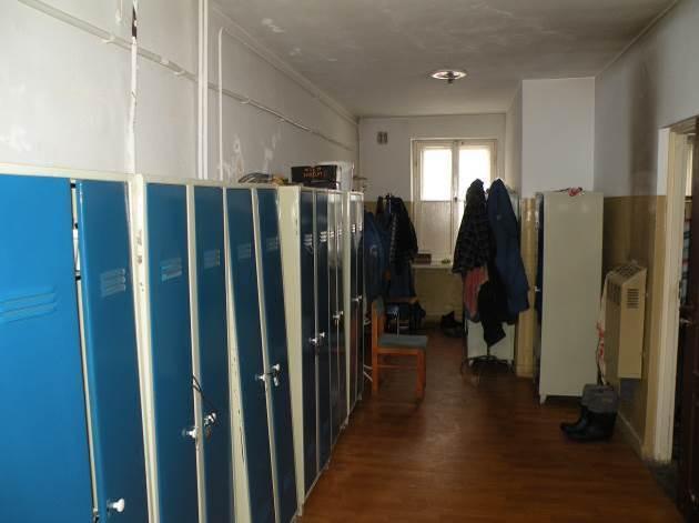 Opis techniczny poszczególnych elementów budynku i wykończenie: Ściany: murowane z cegły ceramicznej, otynkowane, malowane farbami emulsyjnymi i olejnymi, w pomieszczeniach sanitarnych płytki
