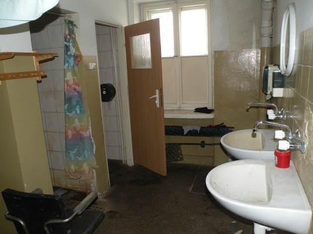 płycinowe pełne i szklone, starego typu, Posadzki: betonowe, wyłożone terakotą i linoleum oraz z lastryko. Instalacje techniczne: elektryczna, wodociągowa, kanalizacyjna, centralnego ogrzewania.