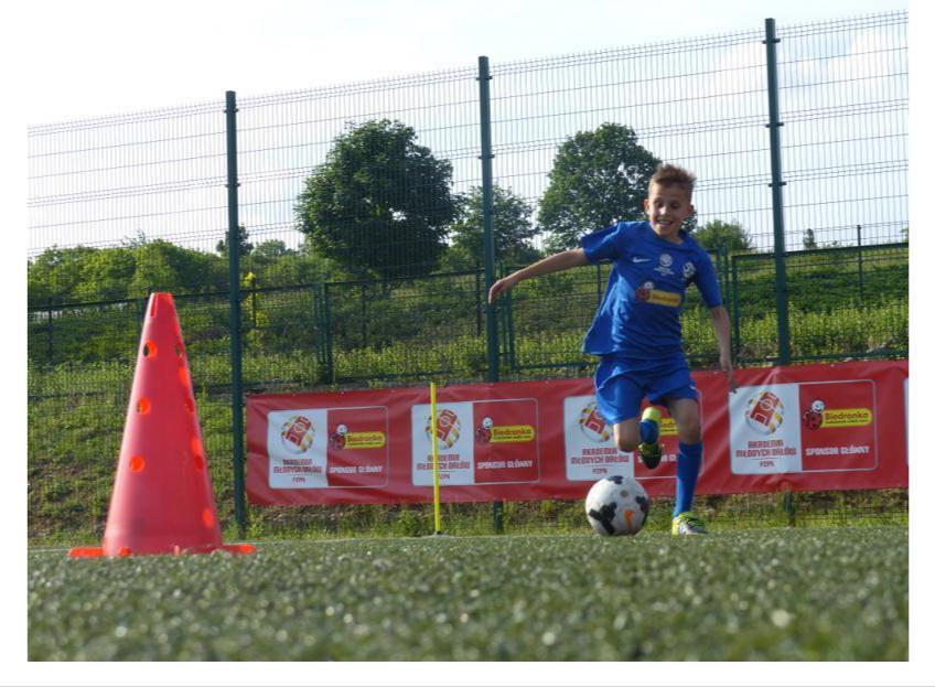 b) Klasa Podstawa VII - VIII: - liczba zawodników 9x9 - boisko o maksymalnych wymiarach 70m szerokość boiska - bramki: mini bramki (5m x 2m) PUNKTACJA: 1. Szybkość: Tabela norm 2.