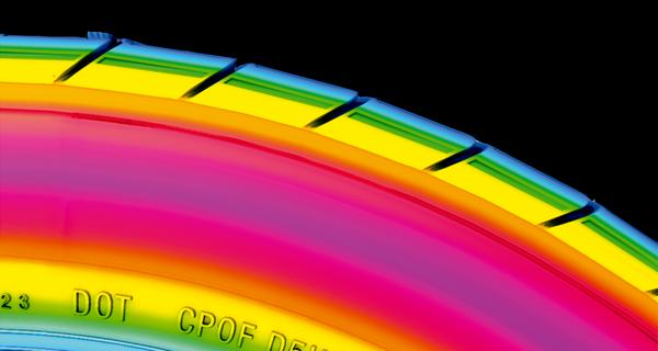 tronikbereich dank der neuen 3D-Strekle Materialien wie Reifen genau und sch- aming-kamera von SICK. nell inspizieren.