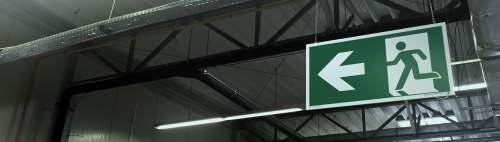 FOTOLUMINESCENCYJNE zgodne z PN-EN ISO 7010 podwieszane ZNAKI EWAKUACYJNE oznakowanie magazynów i obiektów przemysłowych Znak podwieszany - fotoluminescencyjny jedno lub dwustronny, ultralekki,