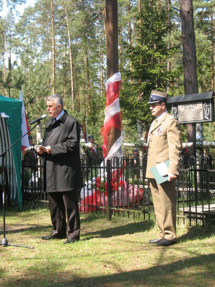 Coś gwiazd niebiosy rozpiął ponad mrok Za dużo wbiłeś w polskie serca mieczy- Źrenicom jasny odbierając wzrok!