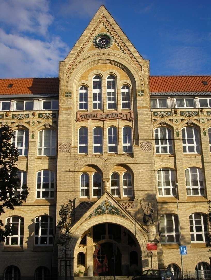: krawędzie boczne ryzalitu; ozdobna płaskorzeźba nad wejściem (rysunek 4b); gryfy umieszczone po bokach na kolumnach (rysunek 4c); wnęki okienne na poziomie I piętra; duża głębia przestrzeni