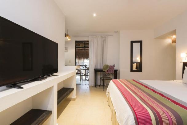 Cancun Hotel położony jest przy dziewiczej plaży o długości 22,4 km w strefie hotelowej w mieście Cancún.