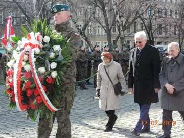 17 Po modlitwie i Apelu Poległych delegacje instytucji państwowych i