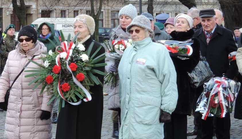 18 Wieńce składają delegacje poszczególnych Kół Związku Sybiraków Z