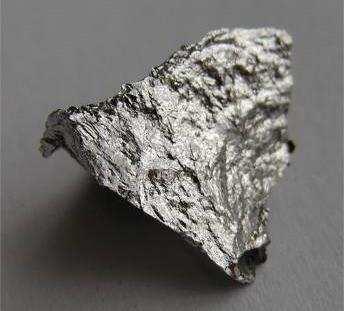 minerał: piroluzyt MnO 2 Metal