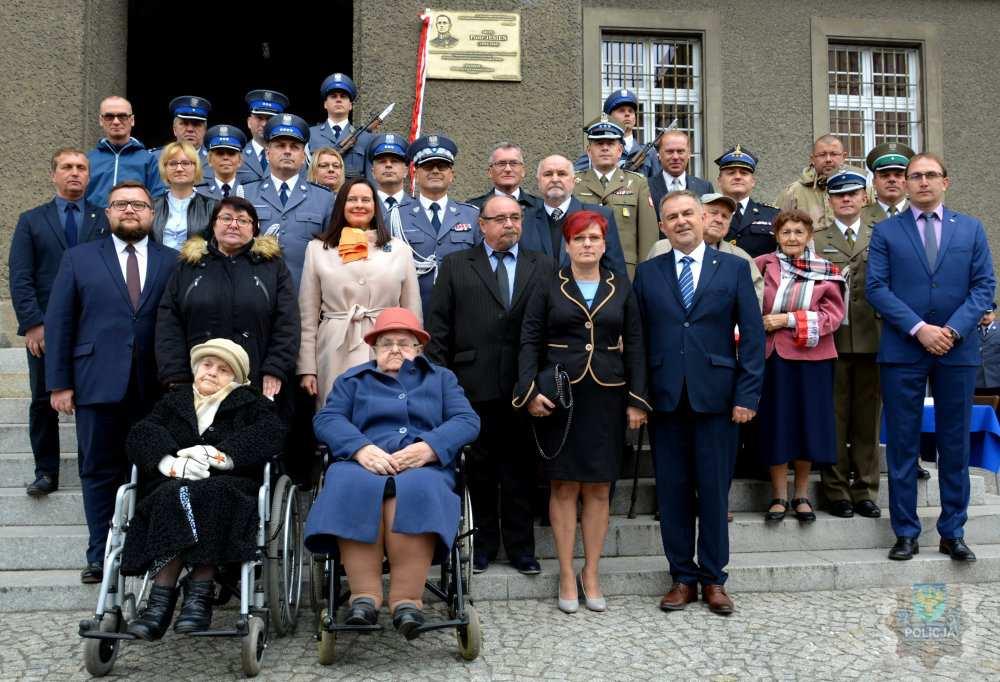 Bezpieczeństwa Publicznego w Oleśnie. Pamiątkową tablicę odsłonił Komendant Wojewódzki Policji w Opolu nadinsp.